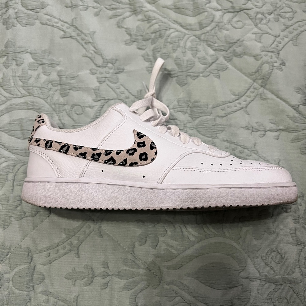 Womans Nike shoe, size 9.5